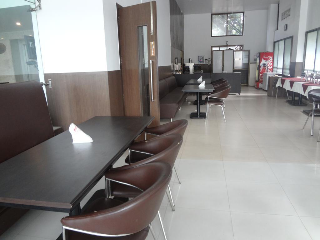 Hotel Adi Nagpur Luaran gambar